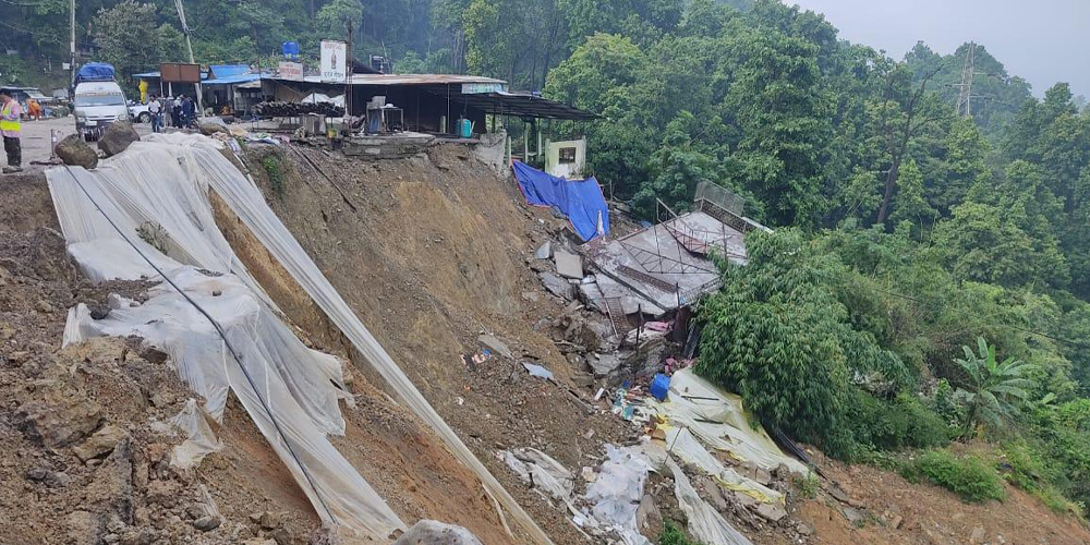 दाउन्नेमा सडक भासिए यातायात सञ्चालनमा रोक