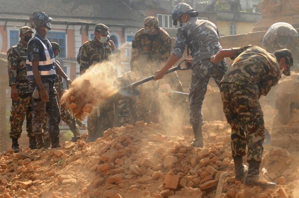 भूकम्पको धक्का कम हुँदै गएपछि जनजीवन क्रमशः सामान्य 