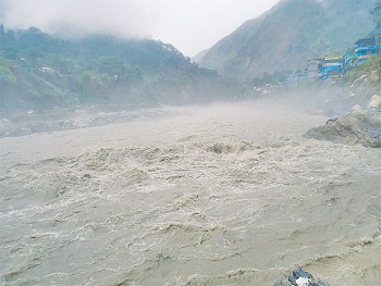 महाकालीले तीन घर बगायो, बिद्यालय ३ दिन बन्द 